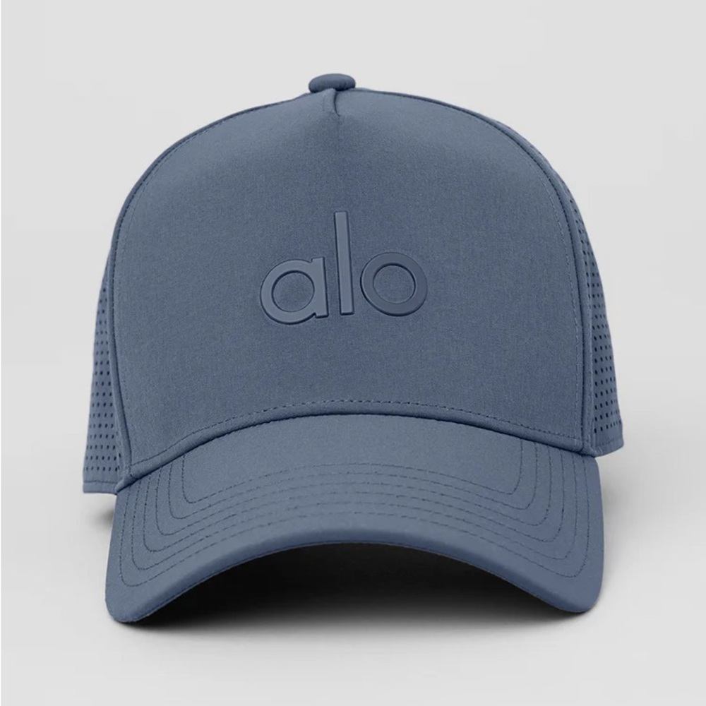 ALO YOGA | ✨NEW✨ Performance District Trucker Hat in Bluestone - Picture 3 of 6